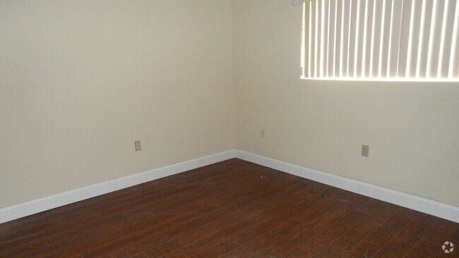 Building Photo - 2-Bed, 2-Bath Apartment with Balcony! Unit 201