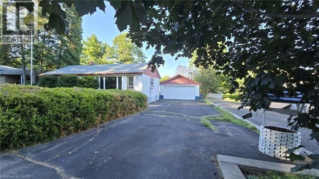 Photo - 143 Confederation St