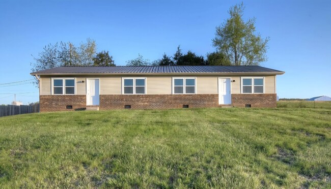 Building Photo - 2 Bedroom/ 1 Bath Duplex convenient locati... Rental