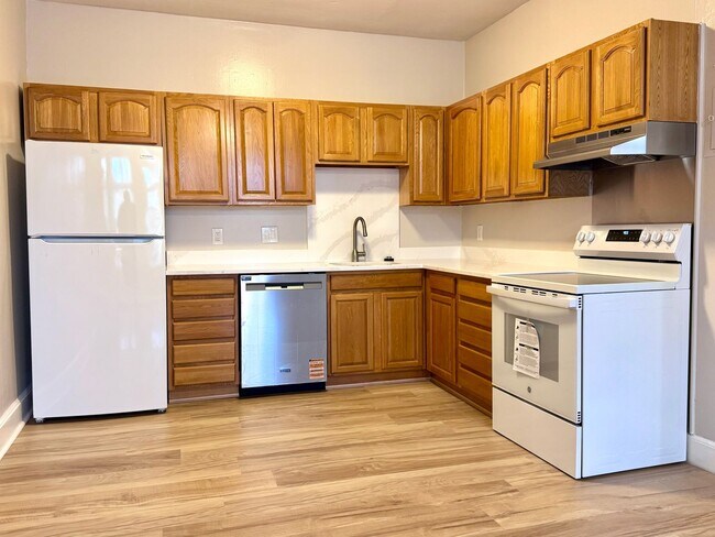 Building Photo - 2 BED WITH BALCONY IN BROOKLINE'S WASHINGT... Rental