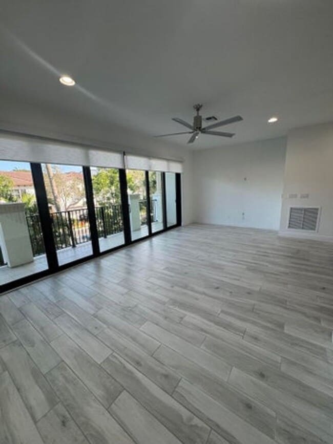 Photo - 615 Windward Cir N