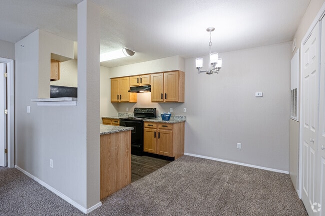 2BD, 2BA - 1076SF - Upgraded Flat - Dining Room