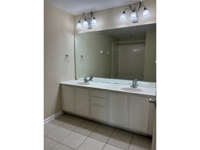 Photo - 3 bedroom Townhome with Lake view!!