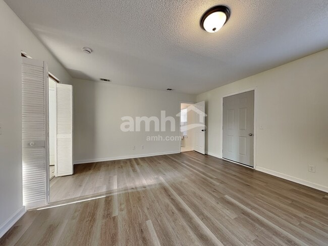 Photo - 300 Aspen Arbor