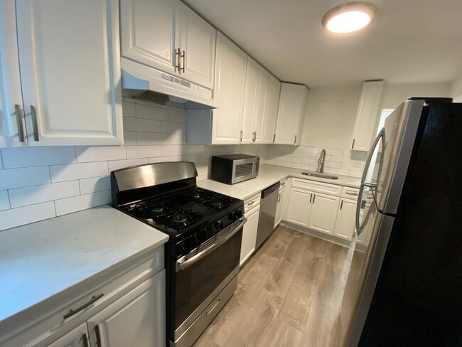Building Photo - Experience Elevated Living in the Heart of Mt. Washington! Unit Apt 1