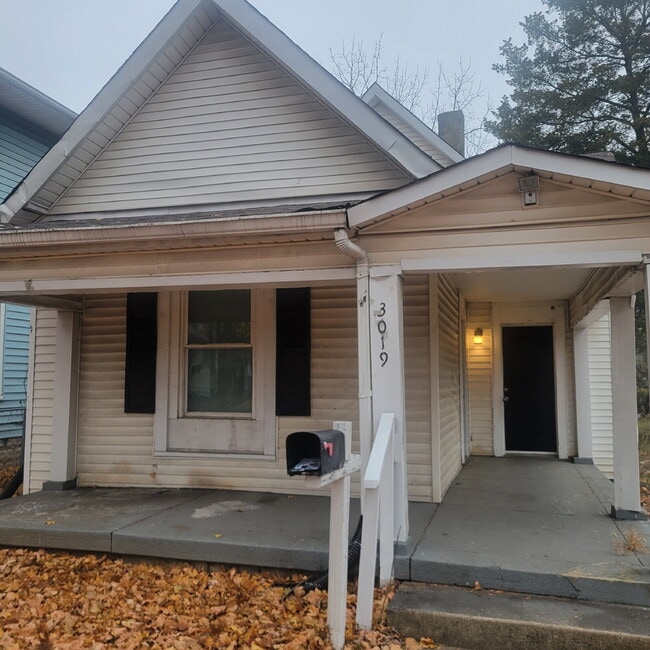 Building Photo - Quick Commute Downtown!