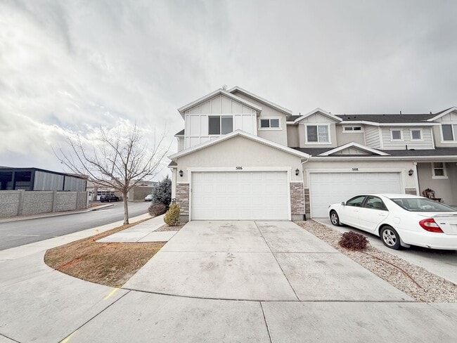 Building Photo - 3 Bed 3 Bath - Townhouse