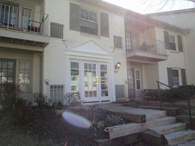 Building Photo - One Bedroom Condo in Cardinal Forest, Springfield
