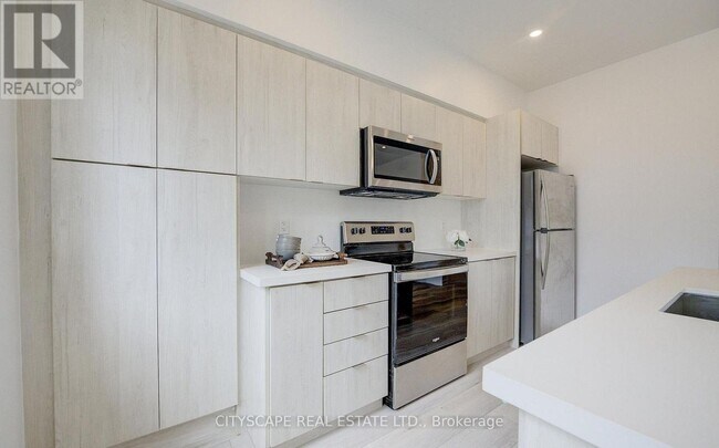 Photo - 416 Dundas St S