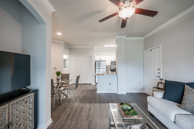 1BD, 1BA - 650SF - Living Room