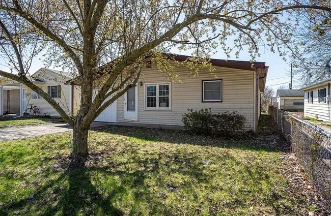 Spacious 3 bedroom 2 full bath near Airport. - Spacious 3 bedroom 2 full bath near Airport. House