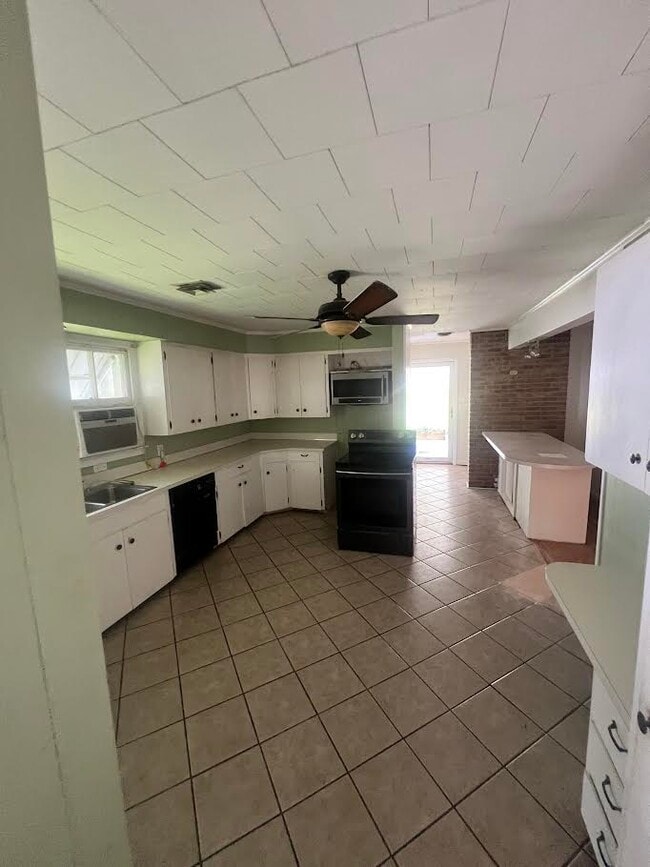 Photo - 304 W Tennis St