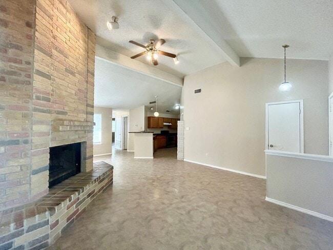 Building Photo - 2 Bedroom 2 bath in BIG COUNTRY GDN HMS Rental