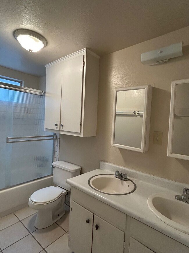 Photo - 439 W 7th St Unidad 439B