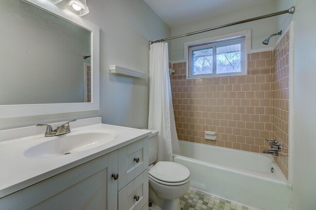 Photo - 1915 Sussex Rd