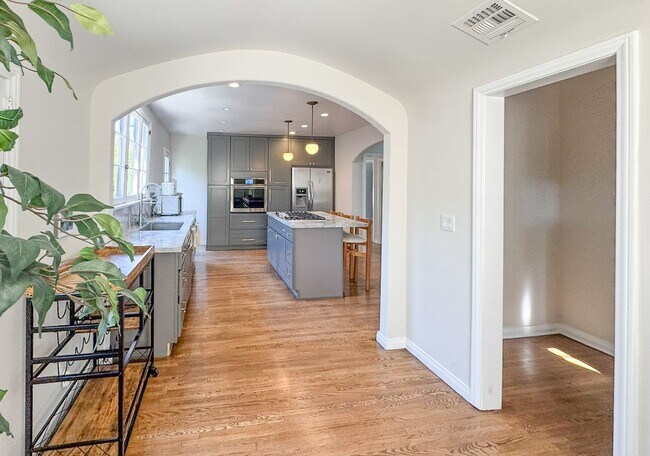 Photo - 345 Westbourne Dr
