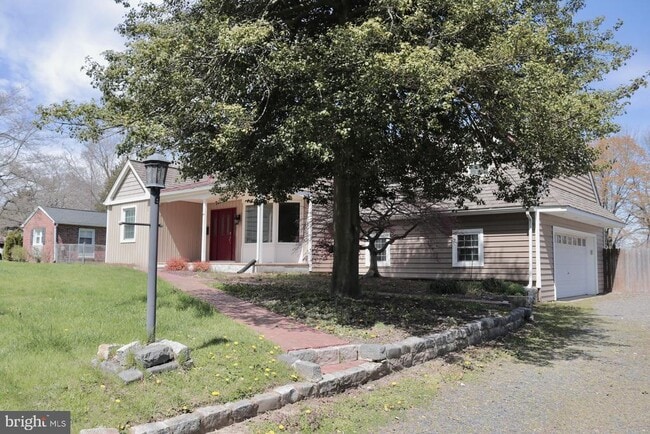 102 E Main St