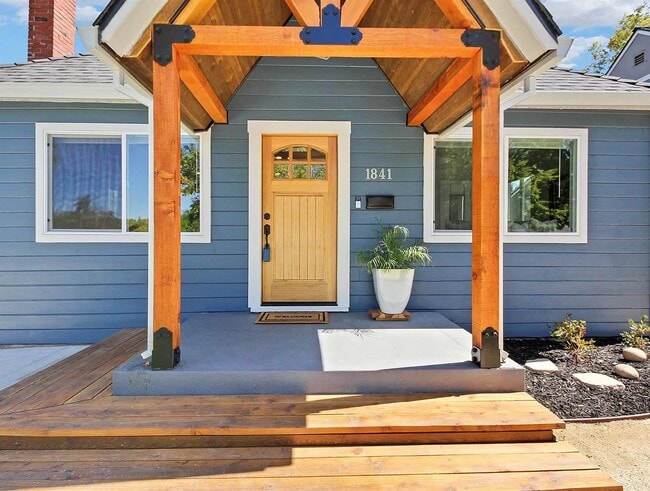 Photo - 1841 44th St