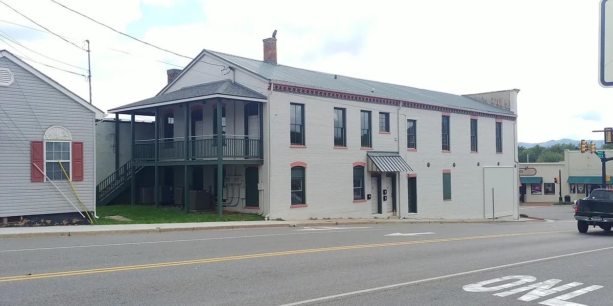 Photo - 120 N 4th St Apartment Unit B