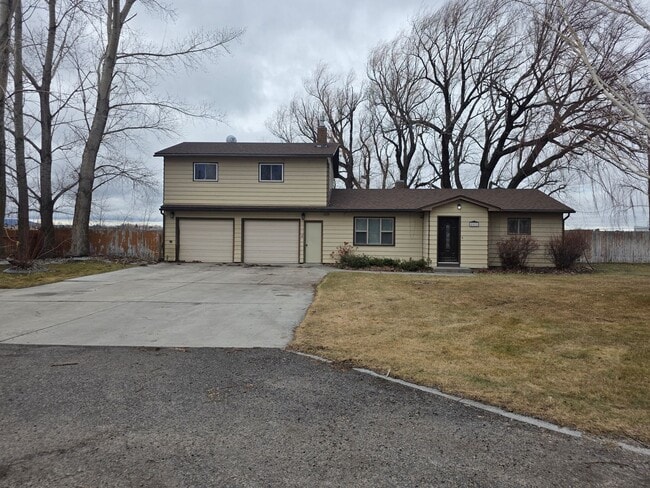 Building Photo - LEASE TAKEOVER: 3 bed, 2 bath Single Family home out by Hibbard
