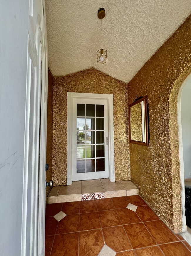 Photo - 104 E Pinecrest Ave