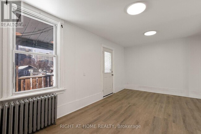 Photo - 639 Somerset St W Unité #3