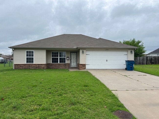 Building Photo - 3 Bedroom 2 Bathroom home