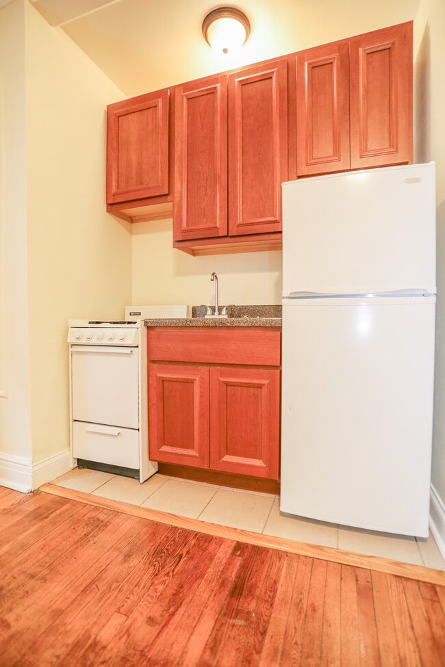 Building Photo - 4546 N Malden St Unit #311 Rental