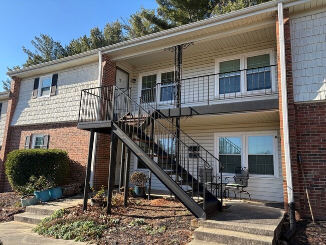 Building Photo - 1 Bedroom, 1 Bathroom Condo in High Point!