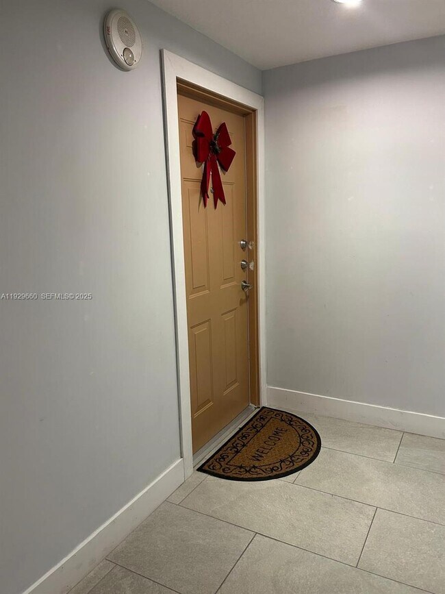 Photo - 3410 Coral Wy Unidad 505