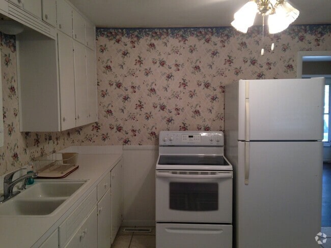 Building Photo - Spacious 2 bedroom/1 bath duplex in El Dor... Rental