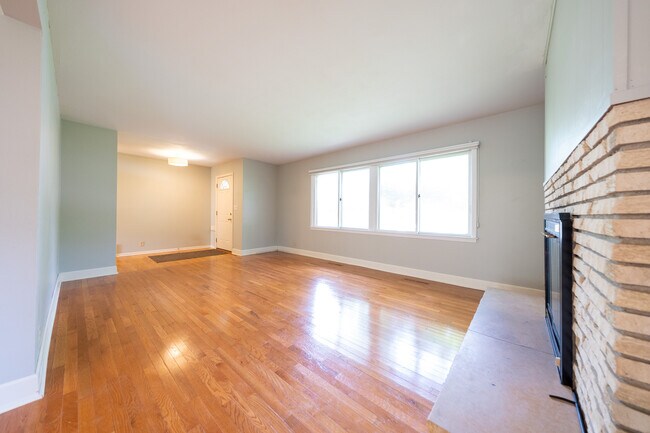 Photo - 210 Orchard St N