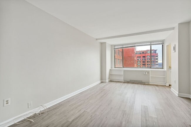 Building Photo - Spacious & Bright Studio at River Place West