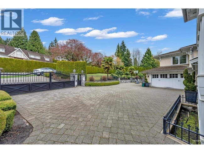 Photo - 2913 Altamont Crescent