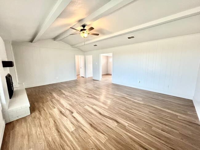 Photo - 923 W 6th St