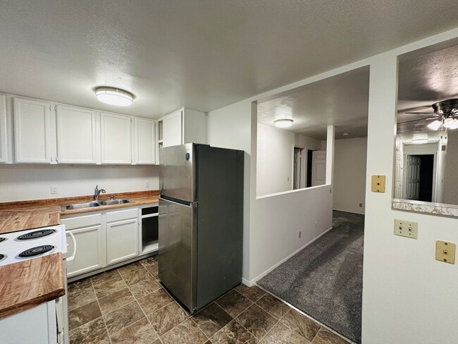 Building Photo - 630 24th St Unit Upstairs