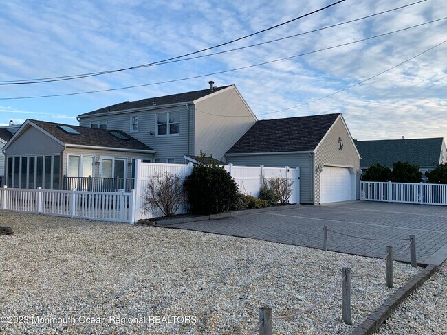 Photo - 107 Carlton Pl