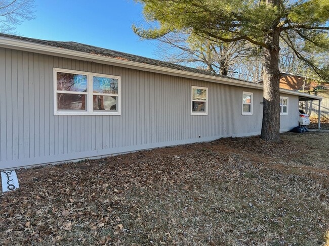 Building Photo - 2504 E Oakbrook Dr Unit 2504 E. Oakbrook Dr Apt B
