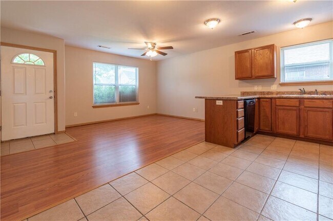 Photo - 905 Meghan Ct