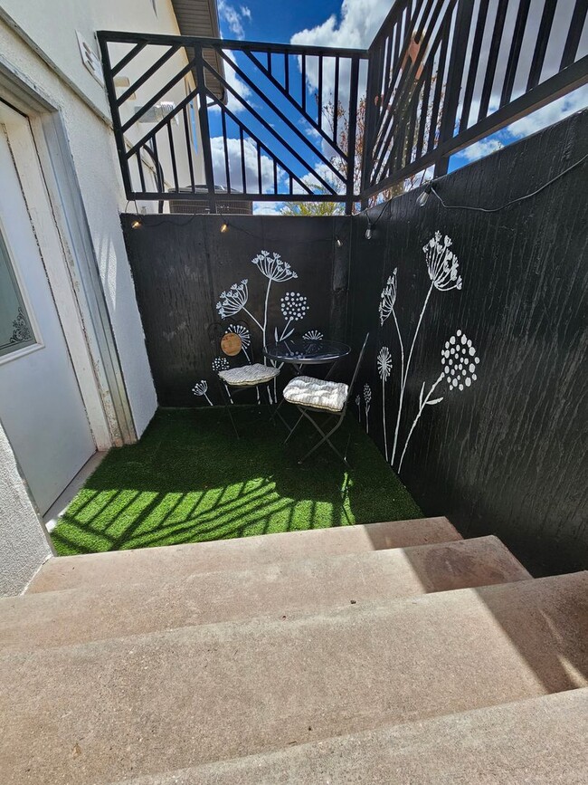 Building Photo - *utilities included* 3 bed 3 bath apartmen... Rental