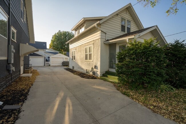 Photo - 207 7th Ave NW