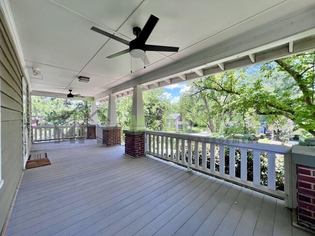 Photo - 2417B Clark Street