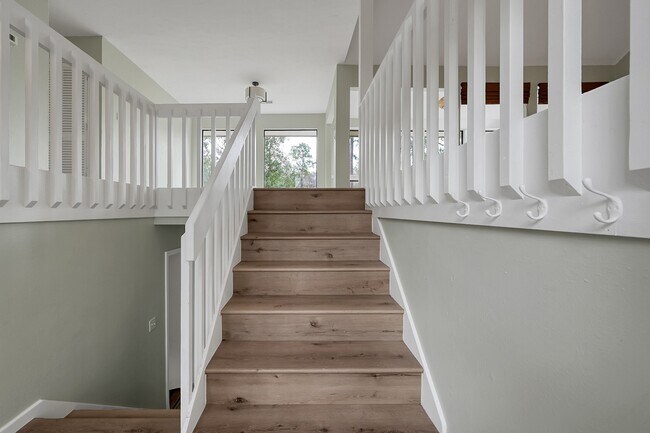 Photo - 2 Alladdin Ln