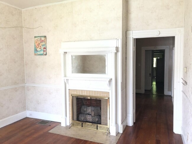 Photo - UK STUDENTS WELCOME! 5 Bedrooms, 2 Full Baths. UK CAMPUS ON WOODLAND AVE!