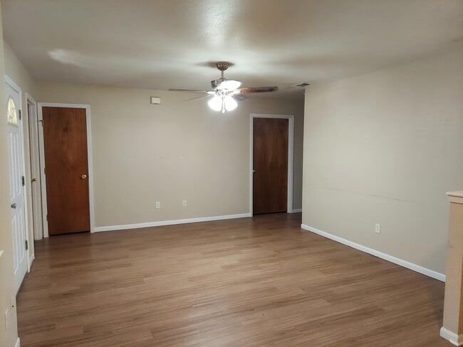 Photo - 304 Ave Q