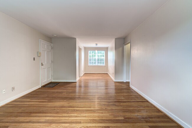 Living Room - 109 E Glebe Rd Unit C