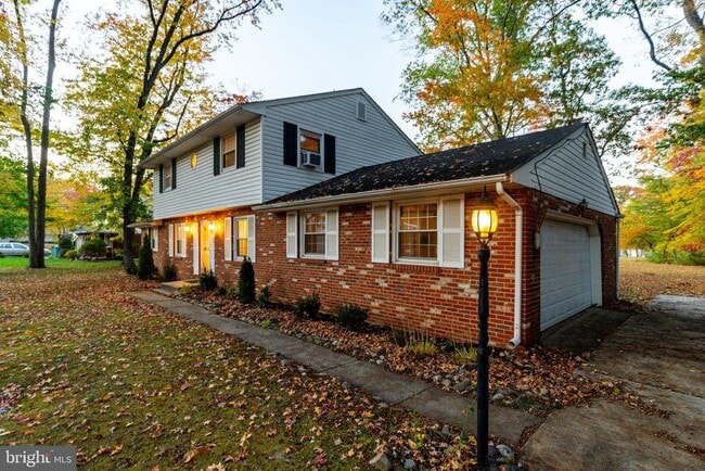 Building Photo - 24 Maple Ave