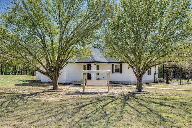 Photo - 137 W Oak Dr