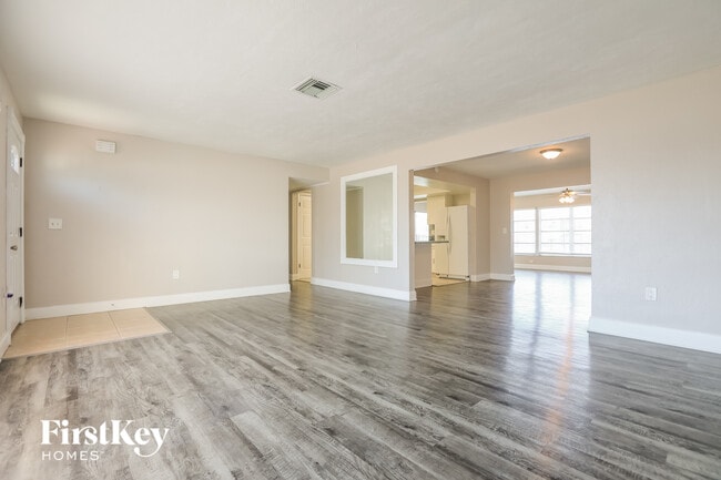 Photo - 63 Rotonda Cir
