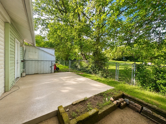 Back paito - 2729 Keith Ave